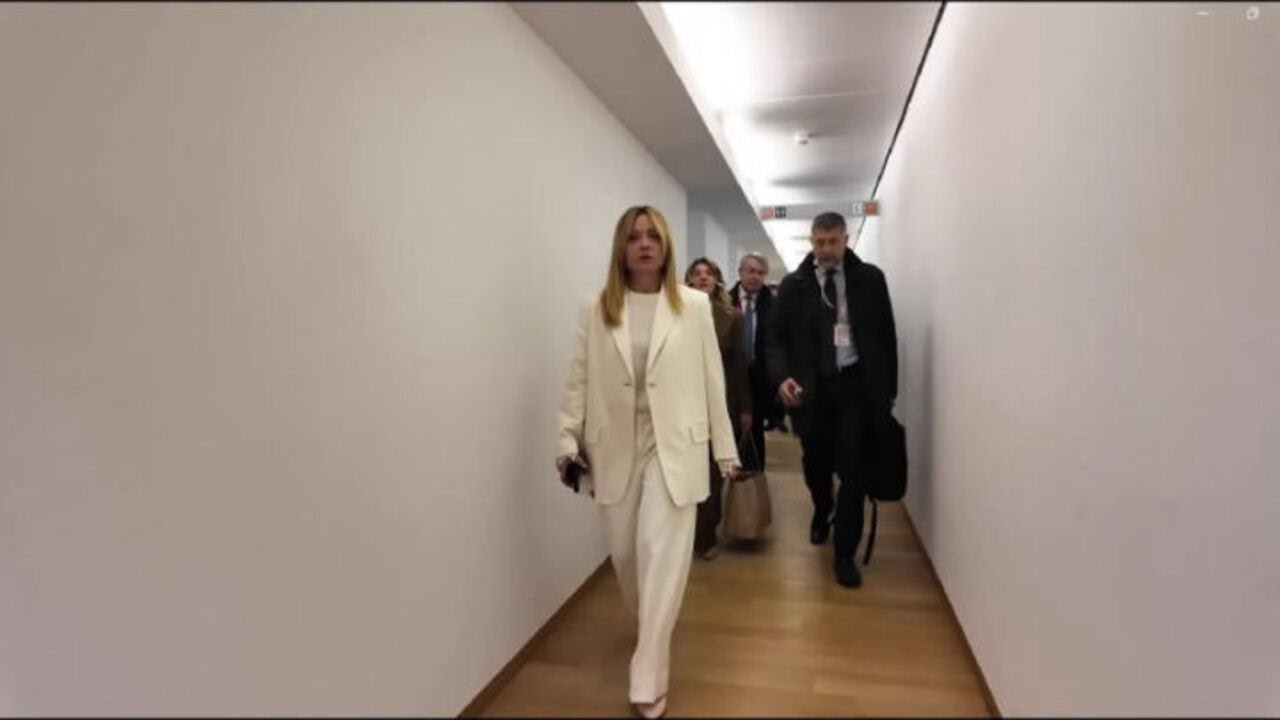 Consiglio Europeo, Meloni saluta e abbraccia Merz e Von Der Leyen