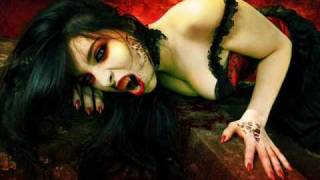 Cradle of filth Thirteen autumns and a Widow(lyrics)