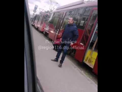 Трамвай отказали тормоза нижний