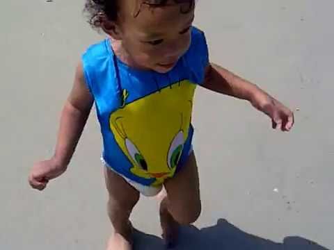 Afifah Nayla Putri Raviza lg Asyik maen di Pantai at Laluna Beach Bintan Lagoii ~