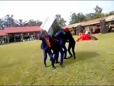 Los negros del ataúd - se les cae el muerto