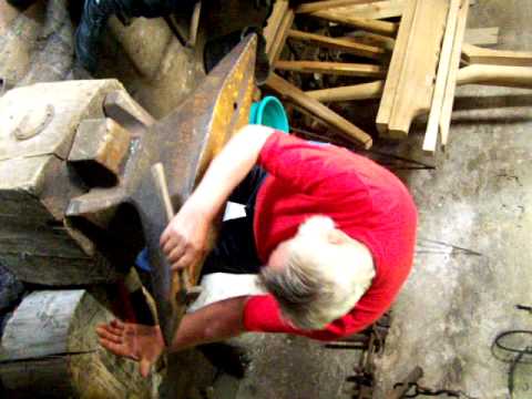 Pan Franek gra na kowadle