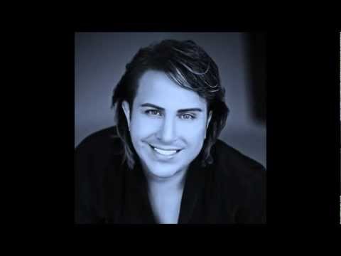 Gökhan Sezen. Anlatamam Görmem Lazım..