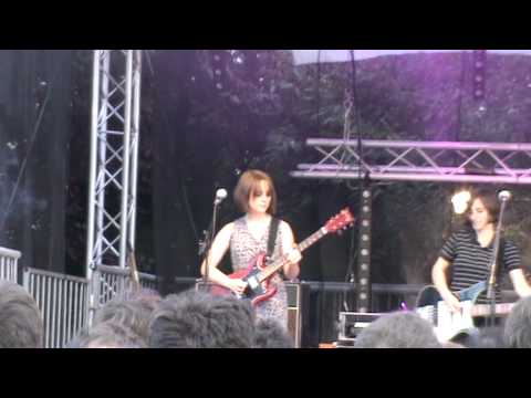 ELECTRELANE - On Parade [22-07-2011, Live à La Plage du Glaz'Art, Paris, France].mpg