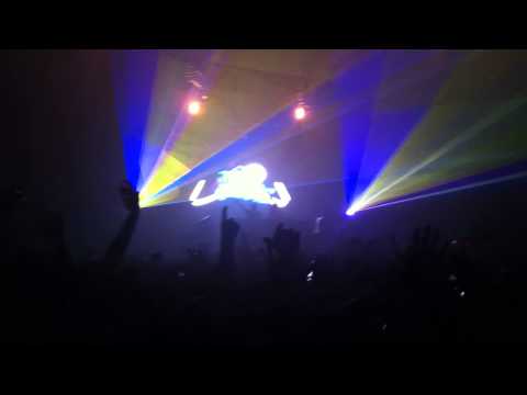 Nari & Milani drop Atom at Thomas Gold Fanfare World Tour at Roseland Ballroom