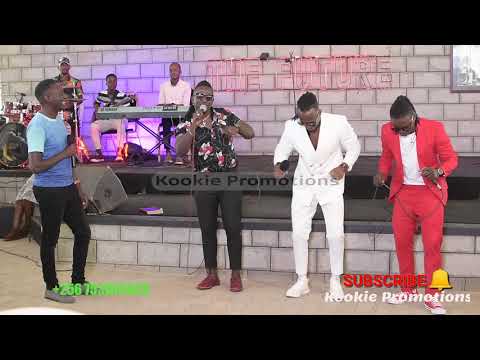 Aba B2C bakyekoze ewa Pastor Wilson Bugembe mu Church nga basabiira eggwanga