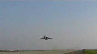 preview picture of video 'US Navy Super Hornet taking of from NAS Lemoore'