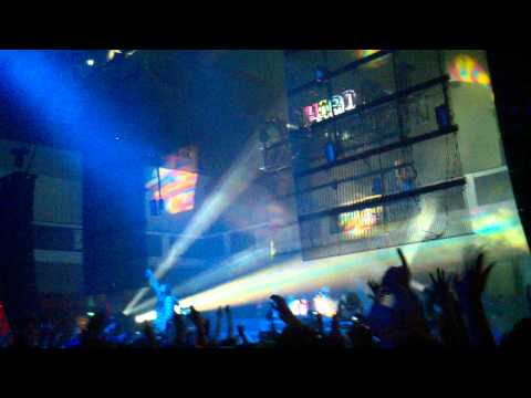 SKREAM AND BENGA LIVE playing SMACK MY BITCH UP hard haunted mansion 2011