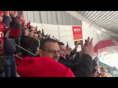 Posledné sekundy rozhodujúceho zápasu medzi Hc Grotto Prešov a HK Rysy Spišská Nová Ves