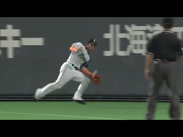 【3回表】ファイターズ・杉谷 グラブの土手でローリングキャッチ!! 2015/10/12 CS 1st F-M