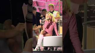 Sabrina Carpenter EMBARRASSED by the crowd on stage😭 #sabrinacarpenter