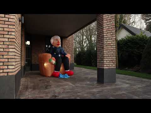 Indoor Abraham zittend op stoel