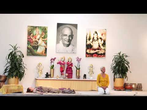 Yogastunde "Meditatives Halten" mit Premajyoti- Yoga Vidya Mittelstufe - Live 16:15 Uhr 04.08.2021