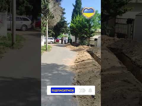 Комунальники кращі, викопали траншею і заблакували автівку.