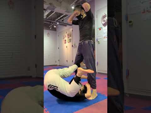 ブラジリアン柔術５年やったら足元グルグル回れるようになったオバサンの動画