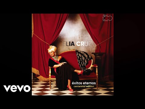 Celia Cruz interpretando “La Vida Es Un Carnaval” en visualizer remasterizado con vestuario brillante y energía escénica