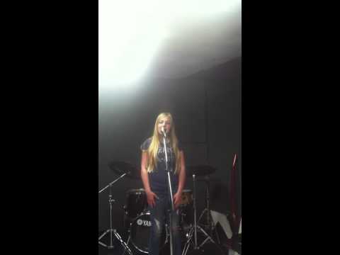 13 yr old Mackenzie singing Taylor Swift, a place in this world, .MOV