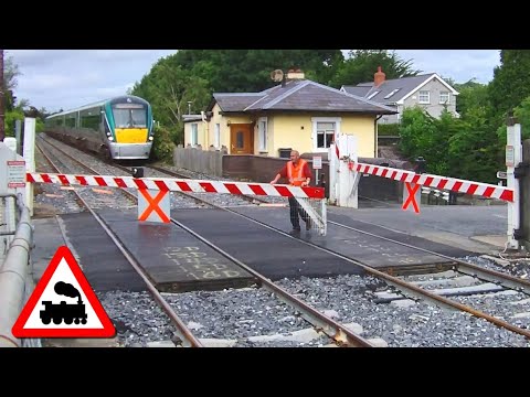 Old Railway Crossing - 36 MILLION VIEWS !! 😮
