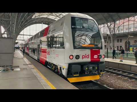 Na pražské a středočeské koleje vyjel první vlak v novém jednotném nátěru PID