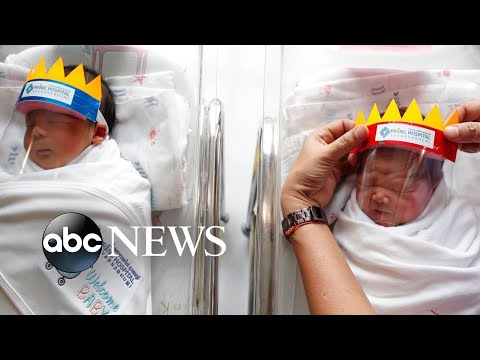 仮面をつけた新生児、イースターの子羊、大道芸人。写真の世界、4月8日 (Newborns in masks, Easter lambs, street performers: World in Photos, April 8)