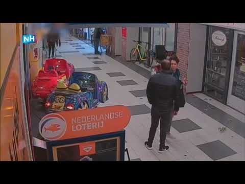 Zakkenrollers beroven Haarlemse van portemonnee