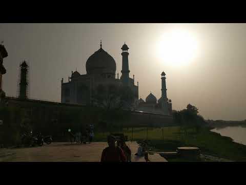 what does the back of the Taj Mahal look like?