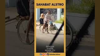 Download lagu A ROMANTIC MOMENT OF A GRANDFATHER Giving His Wife a Ride While Still on a Bicycle mp3 Download lagu A ROMANTIC MOMENT OF A GRANDFATHER Giving His Wife a Ride While Still on a Bicycle mp3