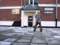 Пацан прикольно танцует 