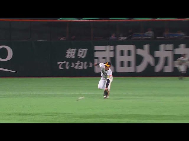 【4回表】完全無欠のフィールディング!! ホークス・今宮健太 流れるようなランニングスロー!!  2023年6月8日 福岡ソフトバンクホークス 対 横浜DeNAベイスターズ