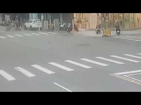 清晨閃燈路口，騎士RIP