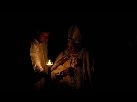 شاهد البابا فرنسيس يترأس القدّاس وينير شمعة الفصح بكاتدرائية القديس بطرس في الفاتيكان
