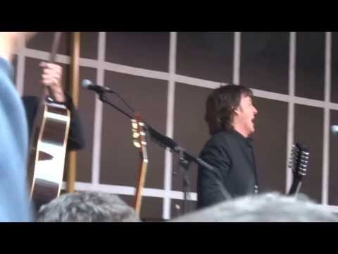 Paul McCartney Surprise Performance in Times Square NYC 10-10-2013