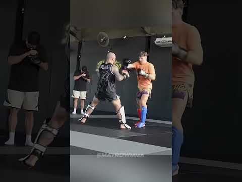 Alexander Volkanovski sparring Muay Thai Champion Nico Carrillo 😱🔥