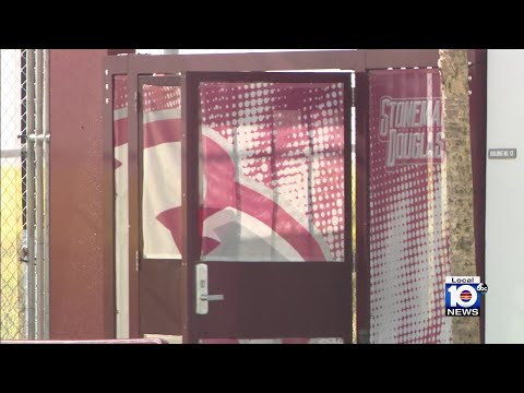 Geschworene besichtigen erhaltenen Tatort der Schießerei an der Schule in Parkland