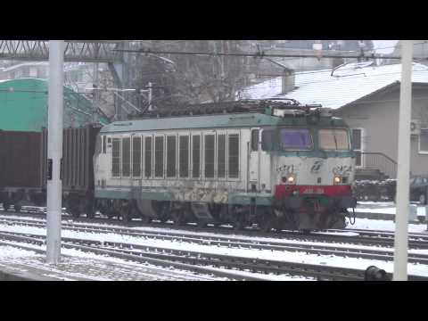 LOCOMOTORE E 633 . 226 TRANSITA CON CARRI MERCI IN STAZIONE A CUNEO 1 - 3 - 2014.