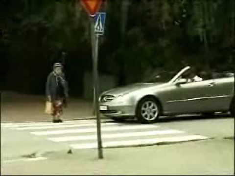 Babcia zasnęła na przejściu