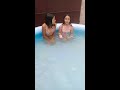 Brincando Na Piscina