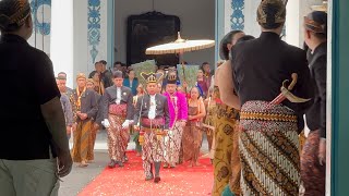 Download lagu Detik2 PB XIV Purboyo Keluar dari Keraton menuju Sitihinggil Untuk Jumenengan Nata. mp3 Download lagu Detik2 PB XIV Purboyo Keluar dari Keraton menuju Sitihinggil Untuk Jumenengan Nata. mp3