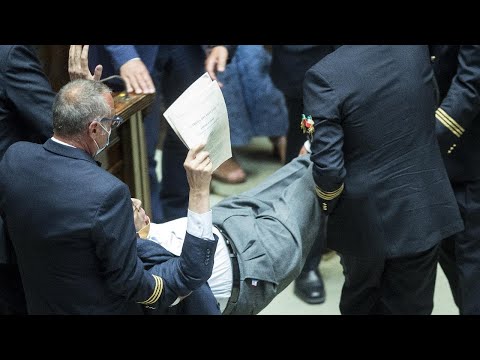 Camera, Sgarbi espulso e trascinato fuori dall'Aula