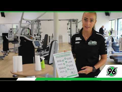 Sarah Schröder zeigt die Hygienemaßnahmen im Vereinssportzentrum