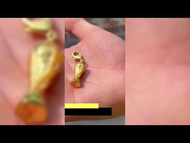 Vídeo relacionado con Llavero de Fútbol para Niños Llavero de Metal Plateado con Colgante de Bota y Balón de Fútbol Llavero de Fútbol Novedoso para Fanáticos de Deportes Hombres Regalos Llaves Cumpleaños (1)