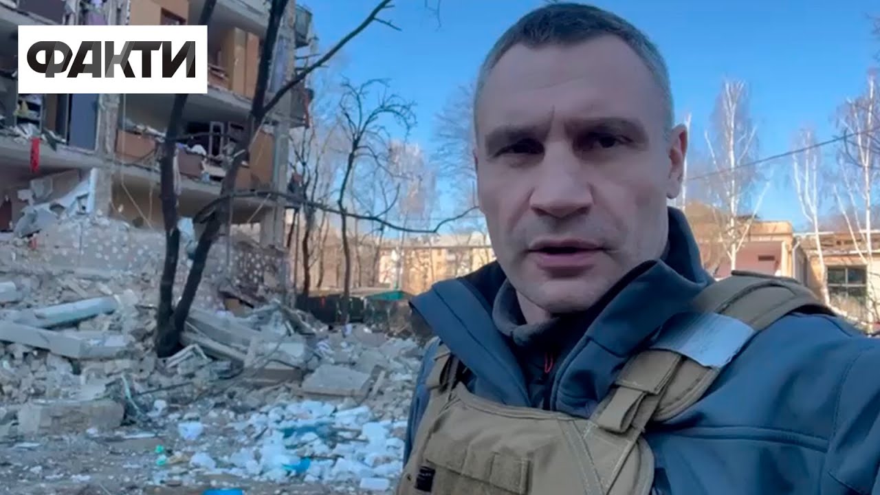 Кличко показва кратер от бомба до детска градина и училище в Киев
