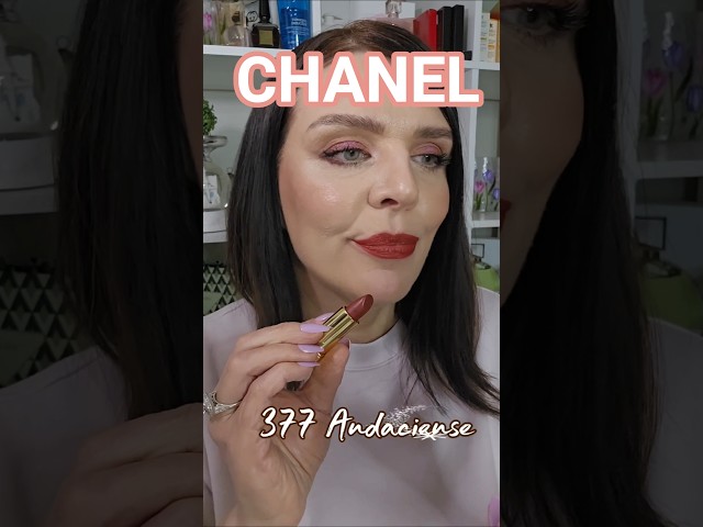 Vídeo relacionado con CHANEL Rouge Allure Velvet Luminous Matte Lip Colour No.57 Rouge Feu (3.5 g)