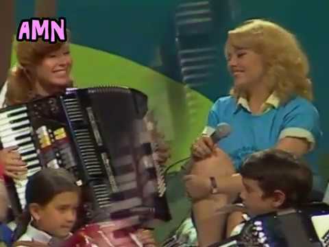 María Jesús y su acordeón "El baile de los pajaritos"