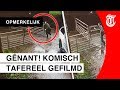 Hilarisch moment: vrouw in gevecht met hek