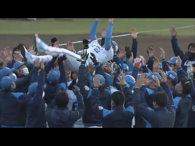 【ファーム】引退の高橋朋己をライオンズの選手たちが胴上げ!! 2020/10/30 L-G(ファーム)