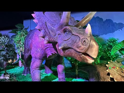 Realistic Dinosaurs at Town Square Las Vegas! 
