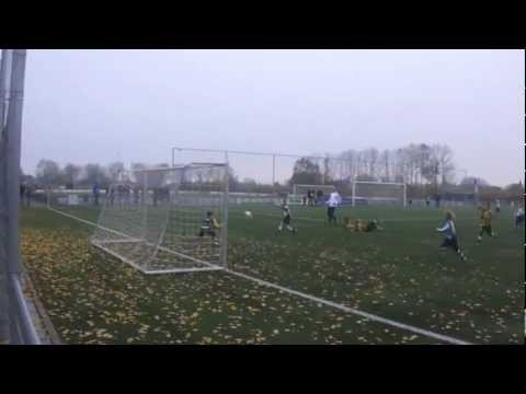 Levi Verrips scoort de 1-0 tegen Theole F2 (10 november)