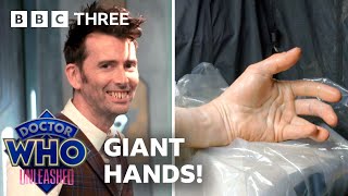 Extrait Doctor Who Unleashed - BTS David Tennant avec des mains gantes