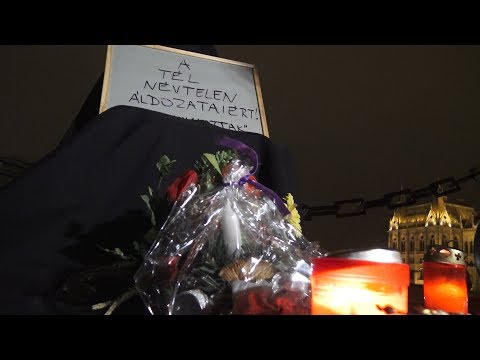 Sírhant a Kossuth téren